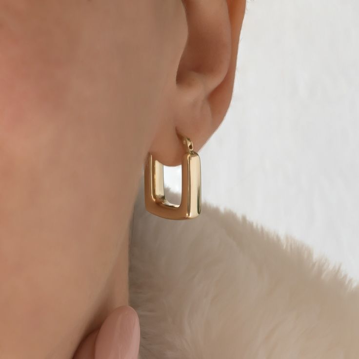 Modern square hoop earrings, a timeless piece of jewelry !!! Square Hoop Earrings, Earrings Square, Christian Necklace, Luxury Necklace, Modern Square, Square Earrings, Huggie Earrings, Engagement Ring Wedding Band, Pendant Bracelet