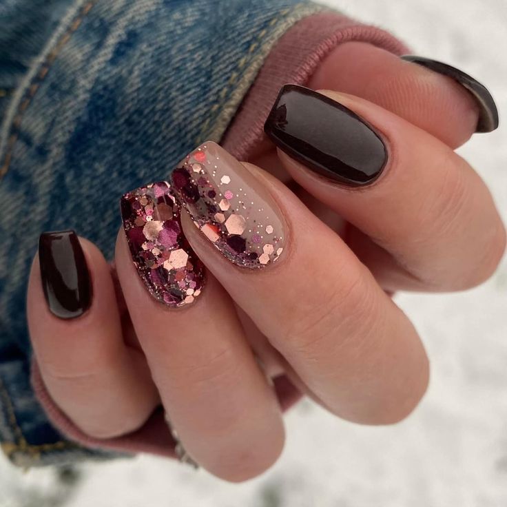 Glam Dip Nails, New Nail Designs 2024 Winter, Dark Dip Nail Ideas, Glitter Nail Art Ideas, Magenta Nails With Design, Dark Tone Nails, Short Party Nails, Nail Dip Design Ideas, Nail Art Fall 2024