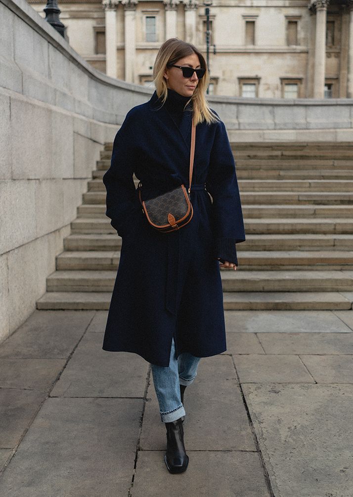 Square Boots Outfit, Square Toe Boots Outfit, Celine Bag Outfit, Emma Hill, Crossbody Bag Outfit, Winter Boots Outfits, Boots Outfit Ankle, Street Style Bags, Bag Outfit