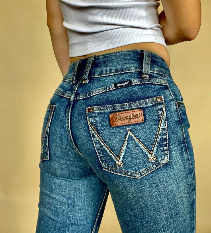 Wrangler Retro Jeans Women, Tennis Shoes With Bootcut Jeans, Embroidered Bootcut Jeans, Black Wrangler Jeans Outfit, Bootcut Jeans Outfit Winter, Edgy Western Outfit, Wrangler Jeans Women's Outfit, Low Rise Bootcut Jeans Outfits, Country Style Clothes