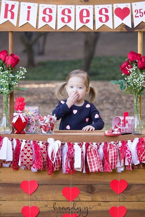 Kissing Booth Valentines Day Photo Ideas, Kissing Booth Mini Session, Valentines Day Photoshoot Ideas Kids, Valentines Day Mini Session Outdoors, Kissing Booth Photoshoot, Valentines Day Mini Session Ideas, Valentines Day Photography, Vday Photoshoot, Valentine's Photoshoot