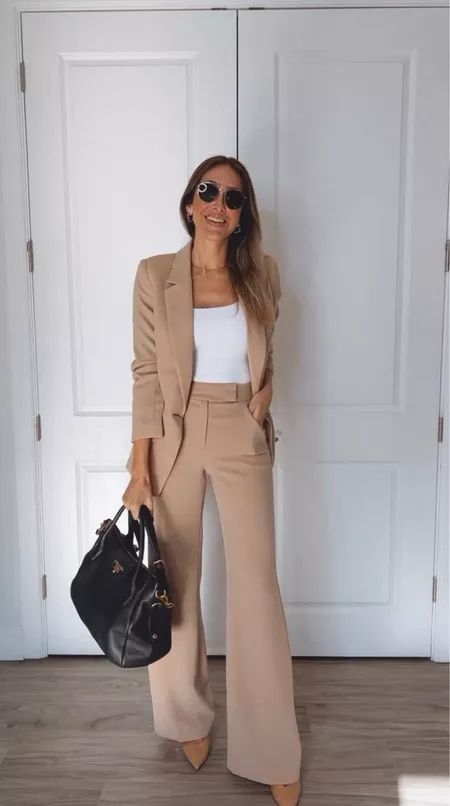 Beige Suit Women Work Outfits, Trendy Blazer Outfits Work, Beige Business Outfit, Tan Suit Outfits Women, Beige Suit Outfit Women, Beige Formal Outfit, Camel Suit Women, Beige Blazer Outfits Women Work, Blazer Beige Outfit Mujer