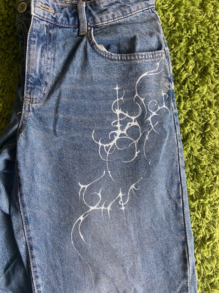 Bleach Pants Design, Bleach On Jeans, Cybersigilism Clothes, Bleach Painted Jeans, Bleached Jeans Design, Art On Jeans, Bleach Clothes Design, Jean Painting Ideas, Drawing On Clothes