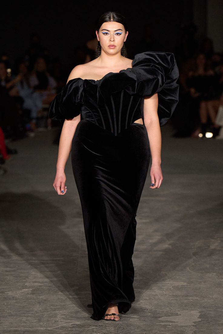 Black Velvet Bubble Corset Top Made to order, Final Sale Please allow 4-6 Weeks to ship Made in NYC For inquiries email info@christiansiriano.com Plus Size Red Carpet, Velvet Corset Dress, Velvet Corset, Trumpet Skirt, Guest Attire, Elegante Casual, Plus Size Models, Christian Siriano, Winter 2022