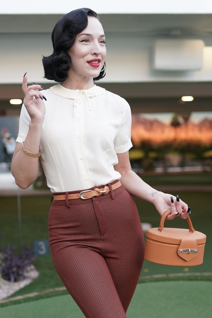 This is a brown bow belt in a vegan leather (PU) material with a metal bow embellishment. Length S 25-29" M 29-33" L 33-37" XL 37-41" 1940s Inspired Fashion, 1950s Fashion Women, 50s Outfits, 1950’s Fashion, Pin Up Outfits, Belt Brown, Bow Belt, 40s Fashion, Vintage Inspiration