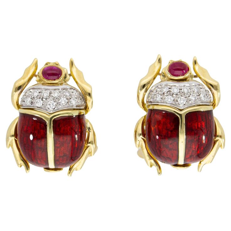 The cufflinks are in the shape of a beetle, they are in 18 Kt yellow gold and red enamel with firework. The cufflinks have a pavé of diamonds with a total carat weight of 0.26 ct and 2 oval cabochon-cut rubies with a total carat weight of 0.50 ct. The cufflinks are handcrafted in Italy. It is possible to order the same beetle-shaped model also with earrings. In this case, a cost and delivery time estimate will be provided. Total Diamonds Weight: ct. 0.26 Total Weight of 18 Kt Gold: 21,7 grams To Beetle Earrings, Piazza Navona, Gold And Red, Oval Cabochon, Cufflinks, Ruby, Yellow Gold, Italy, Stone