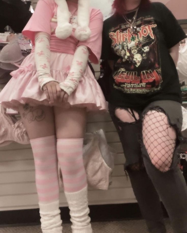 Kawaii And Goth Friends, Opposite Gf Aesthetic, Pastel And Goth Couple, Goth And Pink Couple, Pink X Black Aesthetic Couple, Opposite Aesthetic Outfits, Polar Opposites Aesthetic, Pink And Black Couple, Opposite Aesthetic Couple