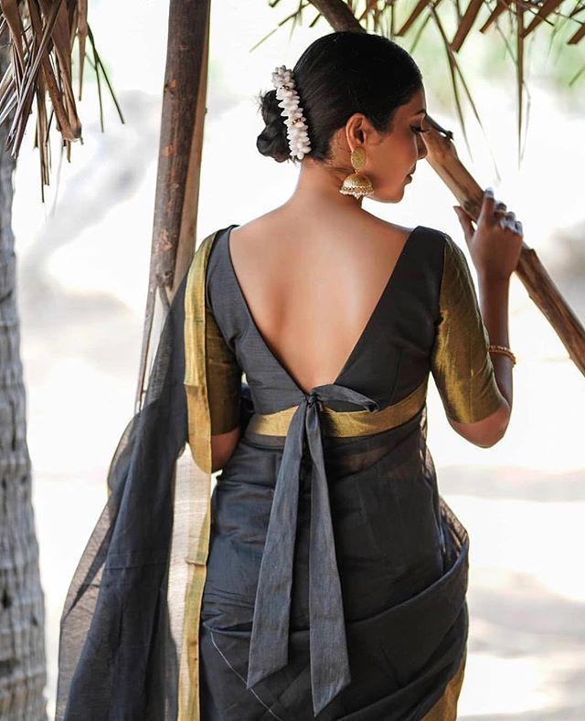 Instagram Dress Design Indian, ब्ल��ाउज बैक नेक डिजाइन, Sleeveless Blouse Designs, Designs Blouse, Blouse Designs Catalogue, Backless Blouse Designs, Lehenga Blouse Designs, Blouse Back Neck Designs, Blouse Design Images