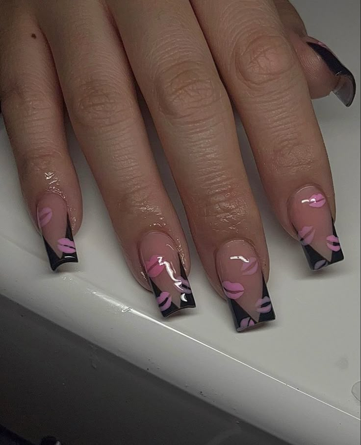 @Rissadidem on insta 🫶🏽 Short Acrylic With Initial, Square Nails French Tip Color, Short Square Nails Design Ideas 2024, Nail Art Designs Square Nails, Nails With Kisses, Valentines Nail Set, Kiss Nail Art, Nail Sunny, Kiss Nails