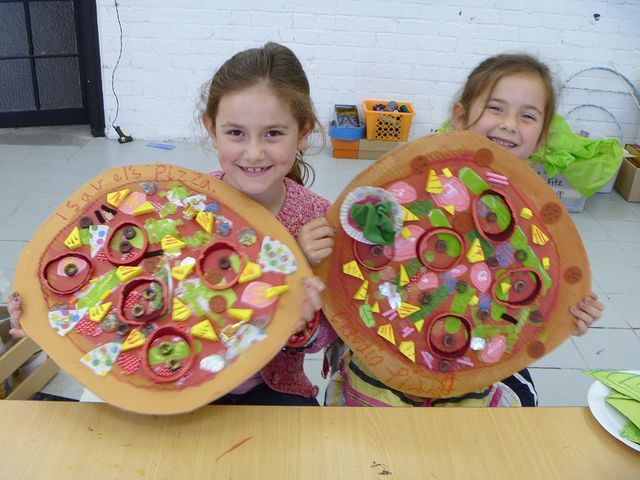 Food art...pizza pARTy (Pop Art/Artists)  Love this idea!  Perhaps toss in "Cloudy with a chance of meatballs?" Pizza Craft, Pop Art Artists, 4th Grade Art, Elementary Art Projects, Delicious Pizza, Kindergarten Art, Art Lessons Elementary, School Art Projects, Art Lesson Plans