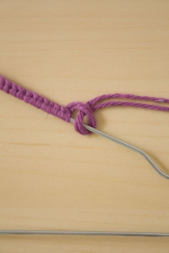 a pair of knitting needles are hooked up to the end of a piece of yarn