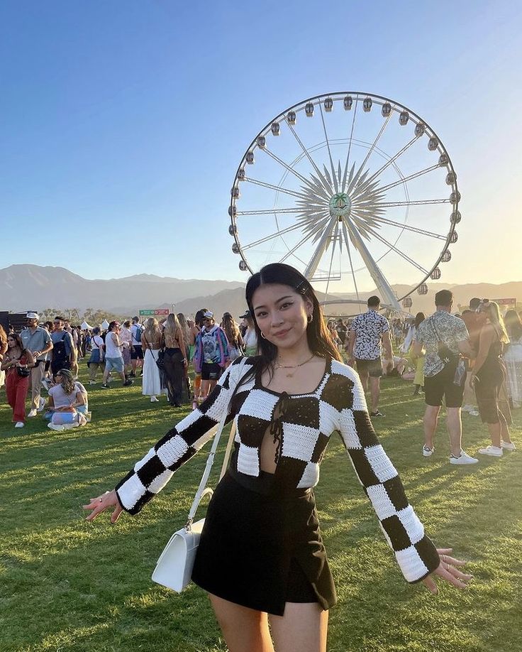 Korean Festival Outfit, Festival Poses Ideas, Coachella Outfit Ideas Women, Lalapalooza Outfits, Acl Festival Outfit, Concert Pose Ideas, Coachella Photos, Music Festival Aesthetic, Lollapalooza Outfit