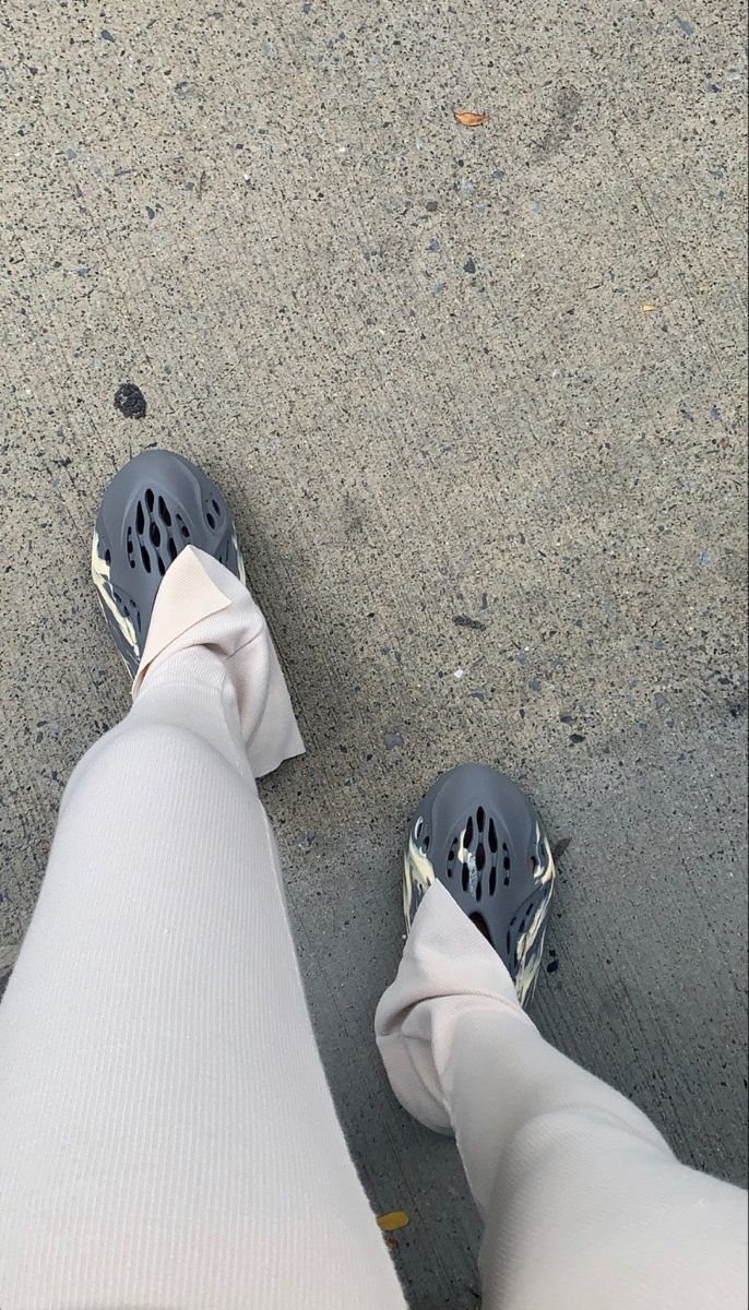 Yeezy Sandals Outfit, Minimal Streetwear, Back Fat Workout, Hijabi Fashion Casual, Sandals Outfit, Slides Sandals, Statement Shoe, Mens Trendy Outfits, Girly Accessories