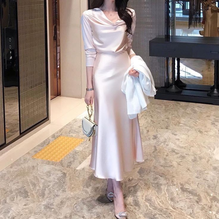 Satin Skirt Outfit, Rok Outfit, Soiree Dress, Elegant Dresses Classy, Classy Dress Outfits, Outfit Trends, Modest Fashion Outfits, Elegant Outfit, Classy Dress