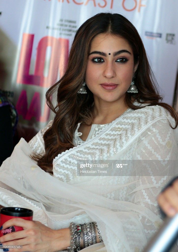 Anarkali Makeup Look, Salwar Makeup Look, White Kurti Makeup Look, White Dress Makeup Look Indian, Makeup For White Outfit Indian, White Suit Makeup Look Indian, White Shirt Makeup Look, Sara Ali Khan Makeup, Suit Makeup Look Indian