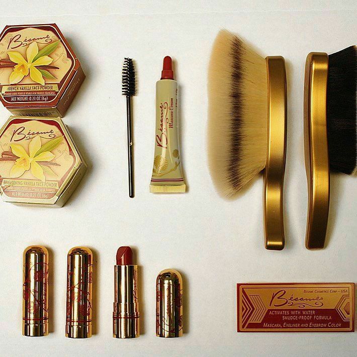 Vintage Makeup Vanities, Best Bedroom Ideas, Bedroom Ideas For Women, Makeup Packaging, Women In Their 20s, Morning Essentials, Besame Cosmetics, Makeup Sephora, Old Makeup