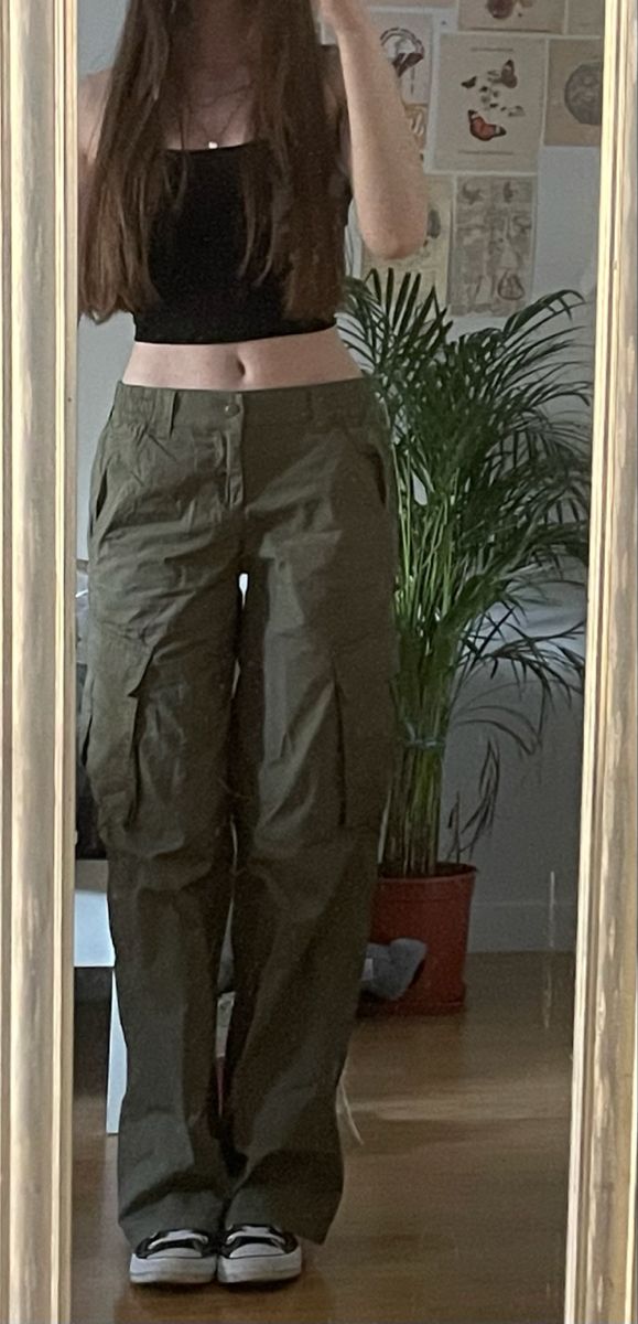 Jeans With Tshirt Women, How To Style Green Cargo Pants Grunge, Saggy Pants Women, Olive Green Long Sleeve Shirt Outfit, Olive Green Pants Outfit Aesthetic, Big Tights Outfit, Outfit Tiro Bajo, Green Cargos Outfits Aesthetic, Olive Green Aesthetic Outfit