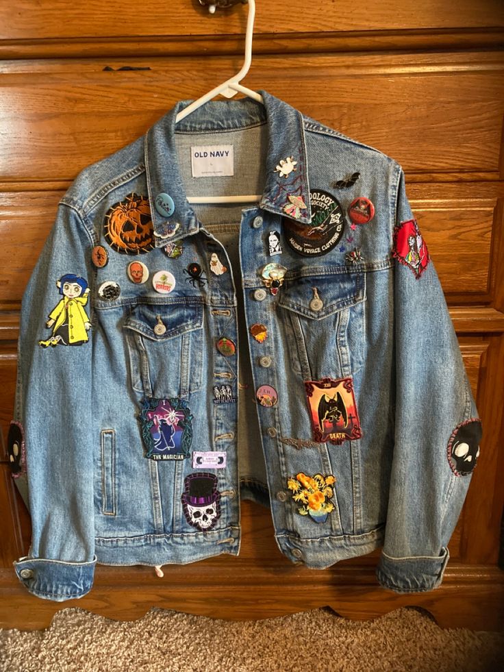 This is my jean jacket i’ve been working on for about 3-4 years now! Everythings hand sewn on, and some of the patches and pins i’ve made myself. Pins Jean Jacket, Pin Jean Jacket, Denim Jacket With Patches And Pins, Jean Jacket Pins And Patches, Diy Denim Jacket Patch, Diy Patch Jacket, Jean Jacket Patches Ideas, Jean Jacket With Pins, Denim Jacket Design Ideas