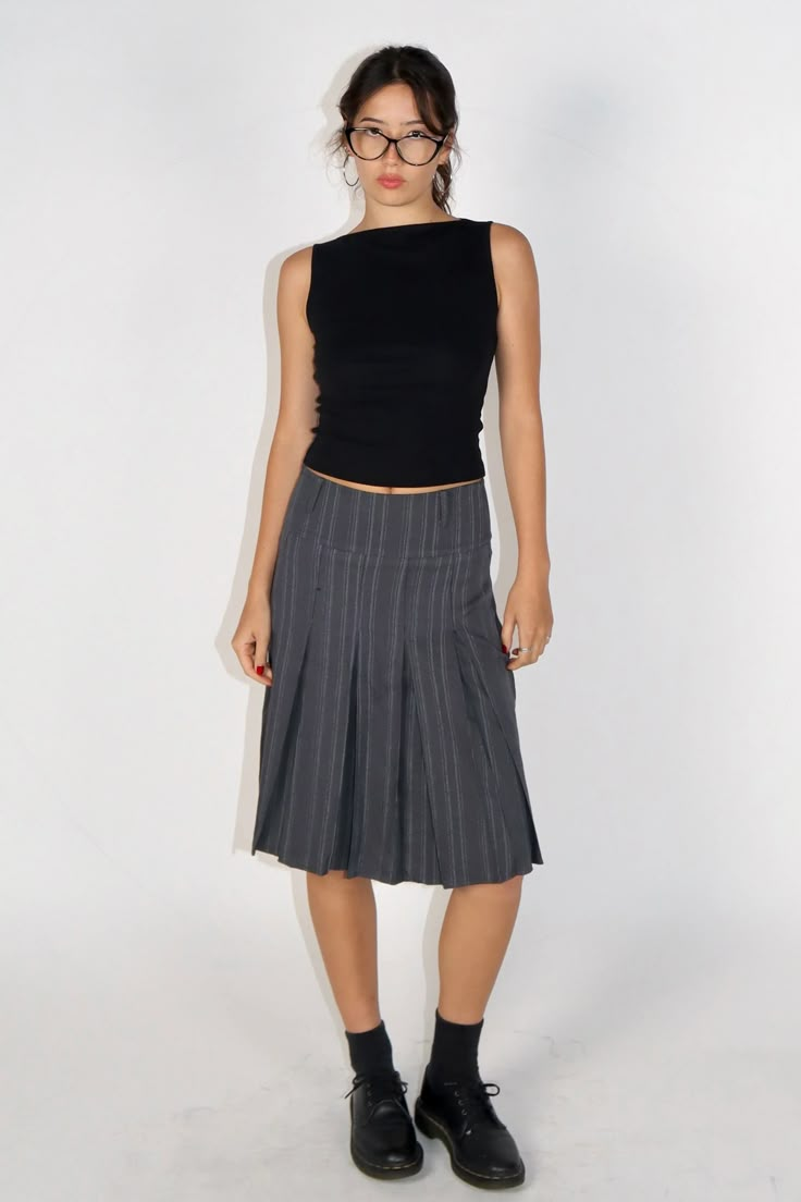 Detail Grey midi skirt Grey stripe Straight fit Low-waisted Polyester No stretchy Machine wash/Do not iron   Sizing S: waist = 68 cm, length = 56 cm, hip= 94 cm M: waist = 72 cm, length = 57 cm, hip= 198 cm L:  waist = 76 cm, length = 58 cm, hip= 102 cm Suzi is 5 ft 6, pants size is 26, wearing size small Gray Skirt Outfit, Grey Midi Skirt, Pleated Skirt Outfit, Midi Skirt Outfit, Striped Midi Skirt, 가을 패션, Mode Inspiration, Office Outfits, Skirt Outfits