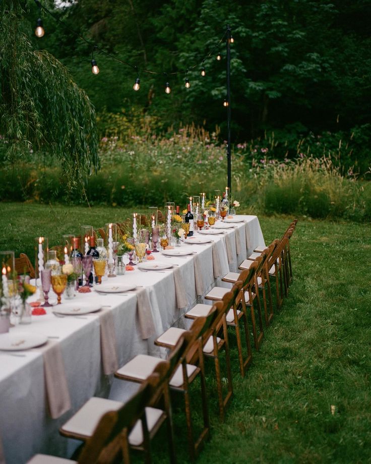 Small wedding reception, garden backyard wedding dinner Outdoor Wedding Reception No Tent, Small Intimate Garden Wedding, Micro Wedding Dinner Ideas, Backyard Home Wedding, Simplistic Wedding Reception, Small Garden Party Wedding, Boho Wedding Backyard, Garden Elopement Ideas, Outdoor Garden Wedding Ideas