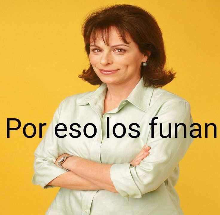 a woman standing with her arms crossed in front of a yellow background that says por eso los funan