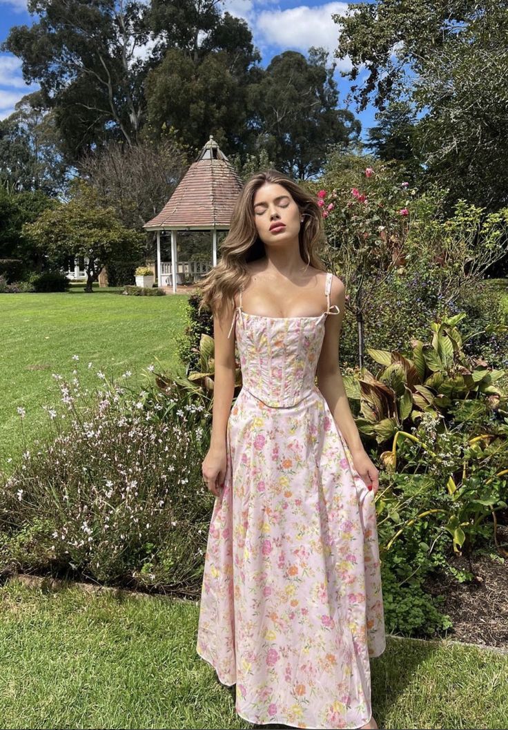 Summer Floral Wedding Guest Dress, Brunch Dress Aesthetic, Floral Sundress Aesthetic, Pretty Feminine Outfits, Vestidos Aesthetic Vintage, Floral Sundress Outfit, Trending Birthday Outfits, Soft Feminine Outfits Casual, Princess Core Aesthetic Outfit