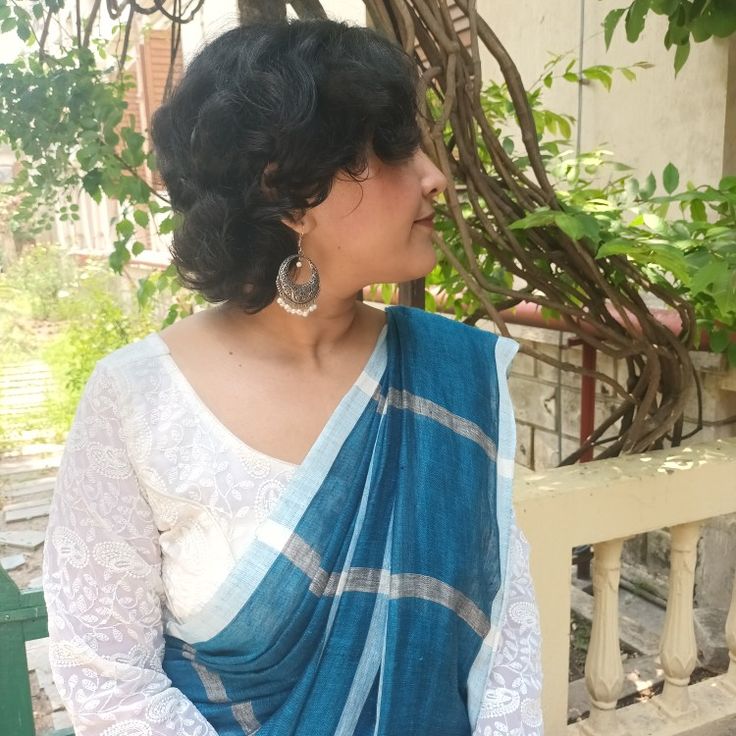 desicore, pixie haircut, saree, desi aesthetic, henna, jhumkas, south asian aesthetic, south asian core, indian girl #desicore #jhumkas #asian #saree #shorthairgirl #indian Indian Pixie Haircut, Desi Hairstyles Short Hair, Short Hair Indian Women, Indian Short Haircut, Short Hair Saree Look, Indian Tomboy, Asian Core, Girls Pixie Cut, Aesthetic Henna