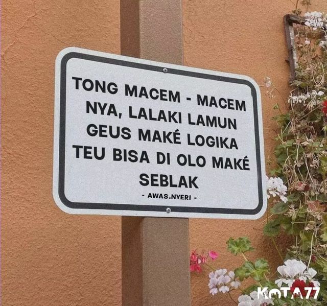 there is a sign on the pole that says semua manusia punya hat, tapi tidak semua mananua haina