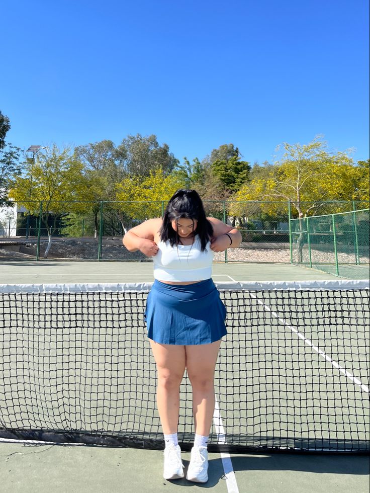 Tennis Skirt Outfit Plus Size, Plus Size Tennis Skirt, Outfit Sporty, Plus Size Posing, Tennis Skirt Outfit, White Tennis Skirt, Tennis Outfit, Big Girl Fashion, Simple Trendy Outfits