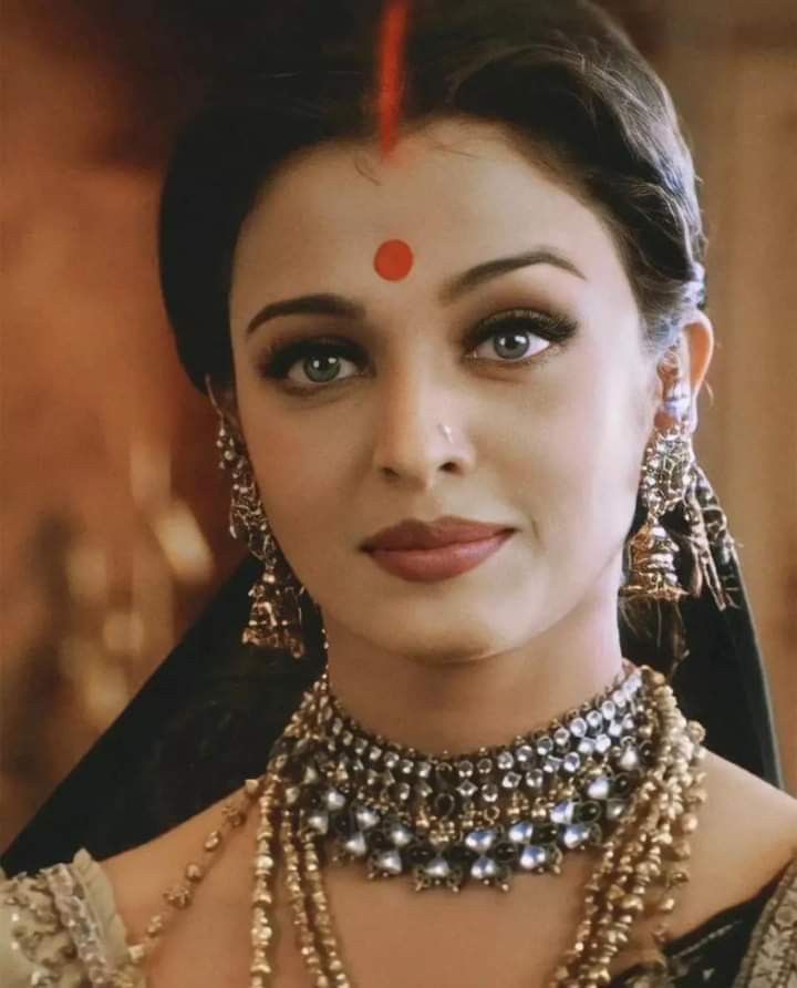 Aishwarya Rai Makeup, ऐश्वर्��या राय, Indian Gold Necklace Designs, Aishwarya Rai Pictures, South Asian Aesthetic, Selfie Poses Instagram, Aishwarya Rai Bachchan, Aishwarya Rai, Retro Women