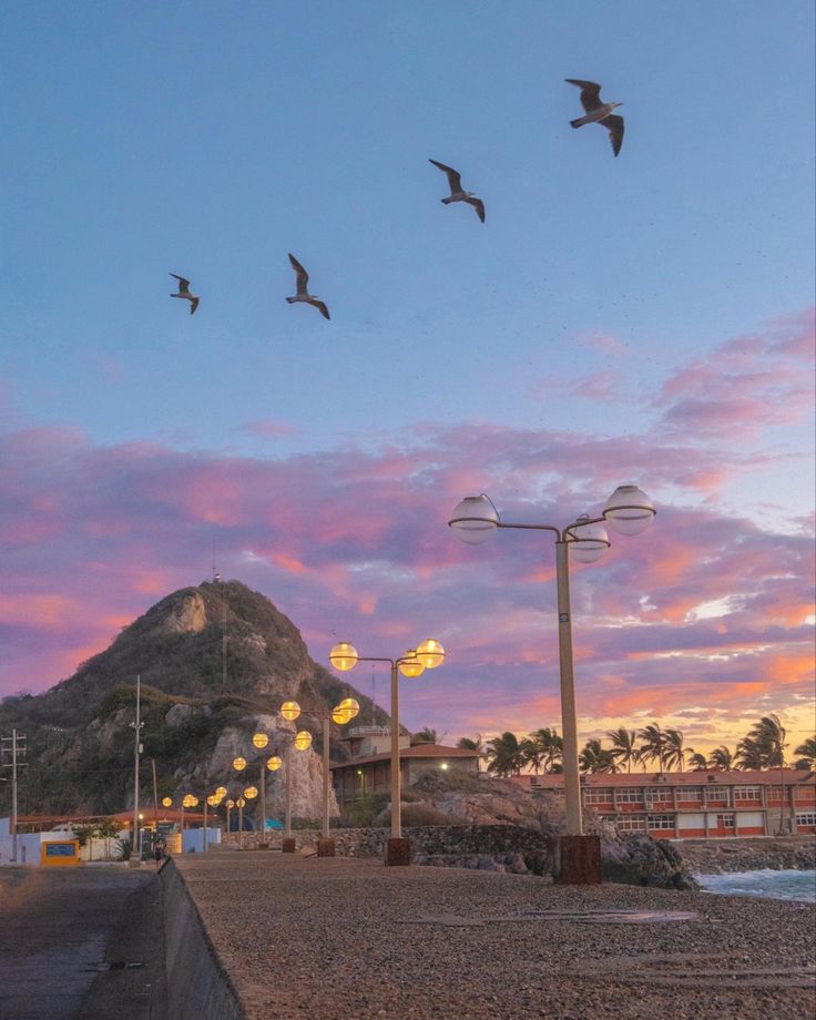 Una tarde como cualquier otra en Mazatlán cada día tan especial como despertar, cada paisaje tan único como una huella dactilar. Así es Mazatlán, Sinaloa, México Sinaloa Aesthetic, Mazatlan Beach, I Want To Travel, Mexico Travel, Sky Aesthetic, Pretty Wallpapers, Life Is Beautiful, Beach Pictures, South America