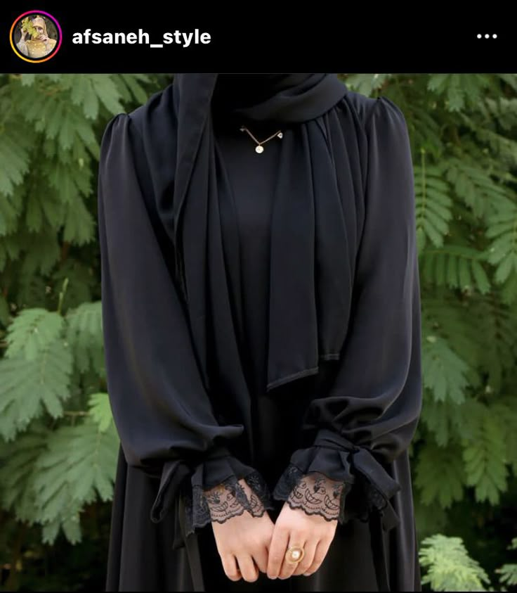 Simple Black Abaya Casual, Borkha Design Black Simple, Black Burka Design, Dubai Abaya Design 2023, Burkha Designs Muslim Women, Abaya Sleeve Design Muslim, Black Abaya Outfit Ideas, Abaya Fashion Black Simple, Abaya Designs Black