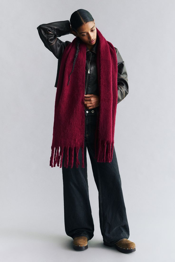 Allsaints Scarf, Red Scarf Outfit, Stripe Scarf Knit, Vinter Mode Outfits, Funky Scarves, Maroon Scarf, French Scarf, November Outfits, Winter Mode Outfits