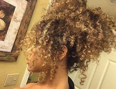 Curly Hair Hacks, Blonde Highlights Curly Hair, Long Natural Curly Hair, 3c Natural Hair, Dyed Curly Hair, Black Women Hair, Highlights Curly Hair, Natural Curly Hair, Blonde Curly Hair