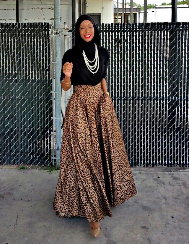 12 Muslim Women Shatter Stereotypes by Showing Off Their Style  - MarieClaire.com Skirts And Tops For Women, Black Muslim Women Fashion, What To Wear To A Fashion Show, Maxi Skirt Work Outfit, Hijabista Fashion, Stile Boho Chic, Skirt Styles, Feminine Skirt, Gaun Fashion