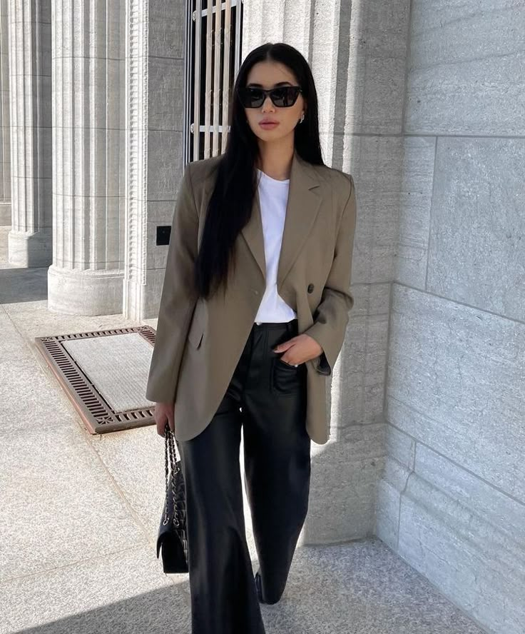 Oversize Tan Blazer Outfit, Olive Green Blazer Outfit Work, Black Leather Pants White Top, Khaki Blazer Outfit Women, Olive Blazer Outfit, Olive Green Blazer Outfit, Khaki Blazer Outfit, Green Blazer Outfit, Warm Winter Outfit