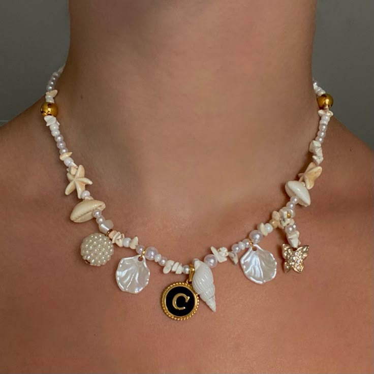 Seashells Necklace Aesthetic, Mermaid Aesthetic Necklace, Diy Sea Shell Jewelry Ideas, Pearl Seashell Necklace, Mermaid Core Accessories, Ocean Necklace Aesthetic, Sea Shell Accessories, Sea Jewelry Aesthetic, Mermaid Necklace Aesthetic