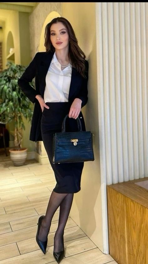 Formal Attire Women Dress, Professional Office Outfit, Corporate Attire Women, Female Lawyer, Women Office Outfits, Stylish Office Wear, Formal Business Attire, Women Professional Attire, Women Lawyer