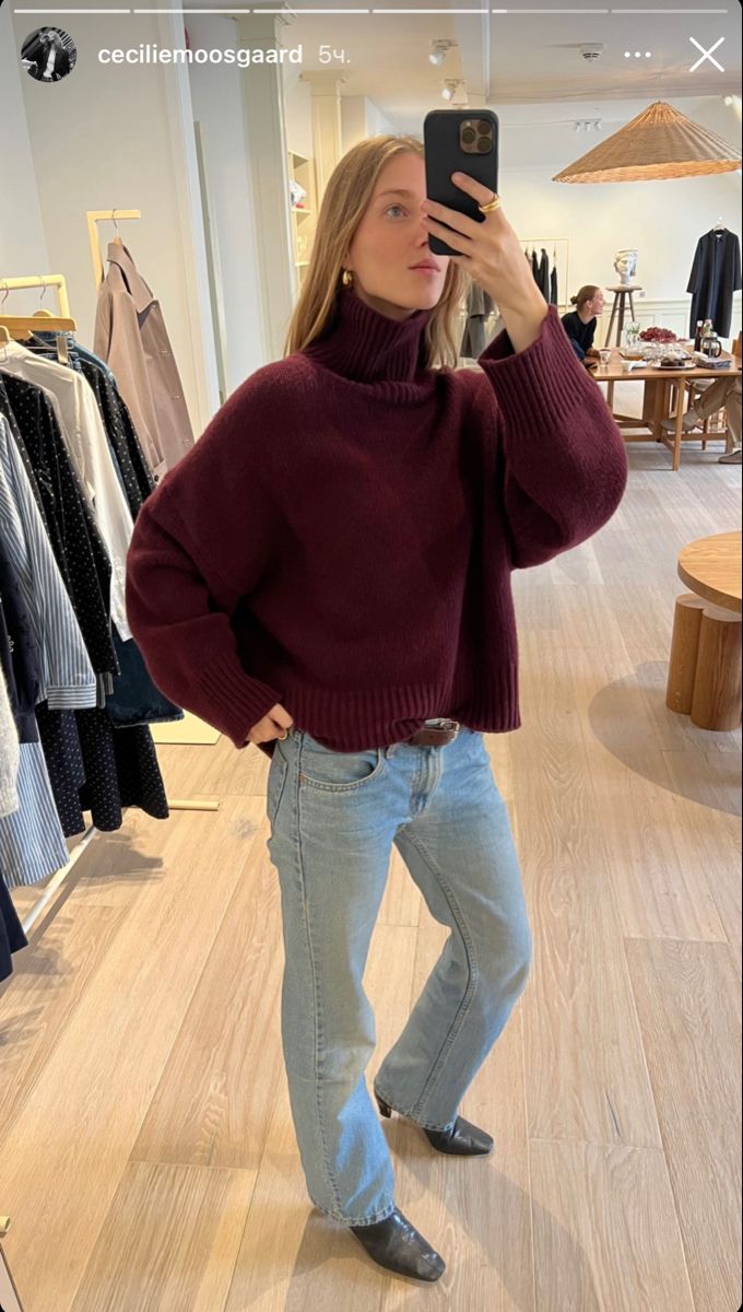 Burgundy Sweater Outfit Winter, Burgundy Sweater Outfit, Moosgaard Style, Sweater Outfit Winter, Cecilie Moosgaard, Burgundy Knit Sweater, Uni Fits, Winter Sweater Outfits, Knit Sweater Outfit