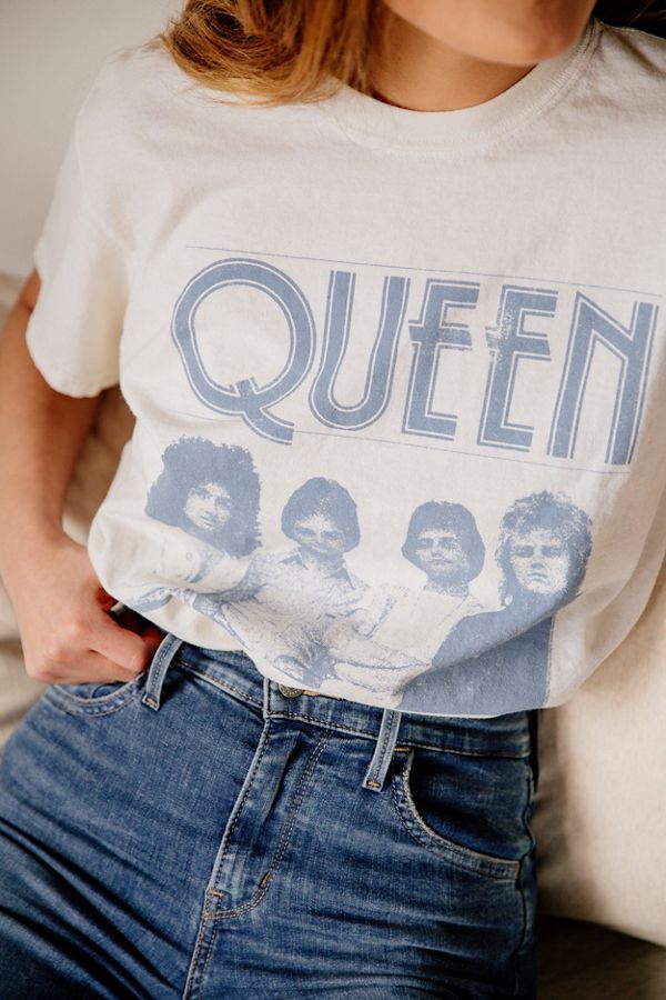 Queen Band Tee Just Add Glam | 30 BEST VINTAGE BAND TEES by popular San Francisco life and style blog, Just Add Glam: image of a vintage Queen tee. Queen Merch, Spring Logo, Neo Grunge, Fun Outfits, Tokyo Street Fashion, Vintage Band Tees, Queen Band, Mode Inspo, Band Shirts