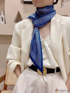 Small Neck Scarves, Small Silk Scarf, Neck Scarf Tying, Scarf Outfit, Small Scarf, Scarf Pin, Mode Casual, Scarf Headband, Scarf Tying