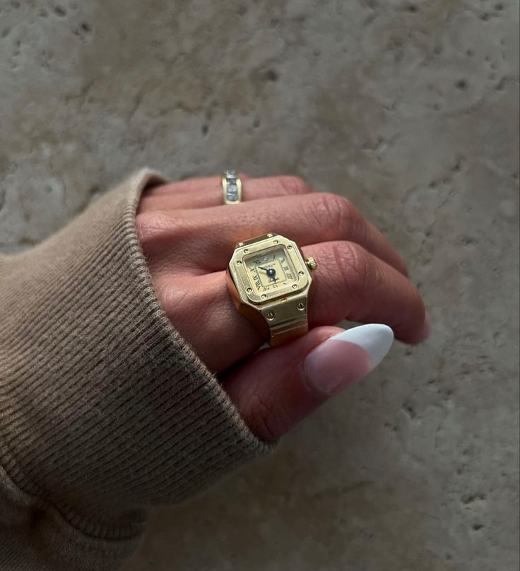 Vintage Gold Ring, Hand Jewelry Rings, Dope Jewelry Accessories, Vintage Gold Rings, Vintage Watches Women, Ring Trends, Detailed Jewelry, Jewelry Accessories Ideas, Dope Jewelry