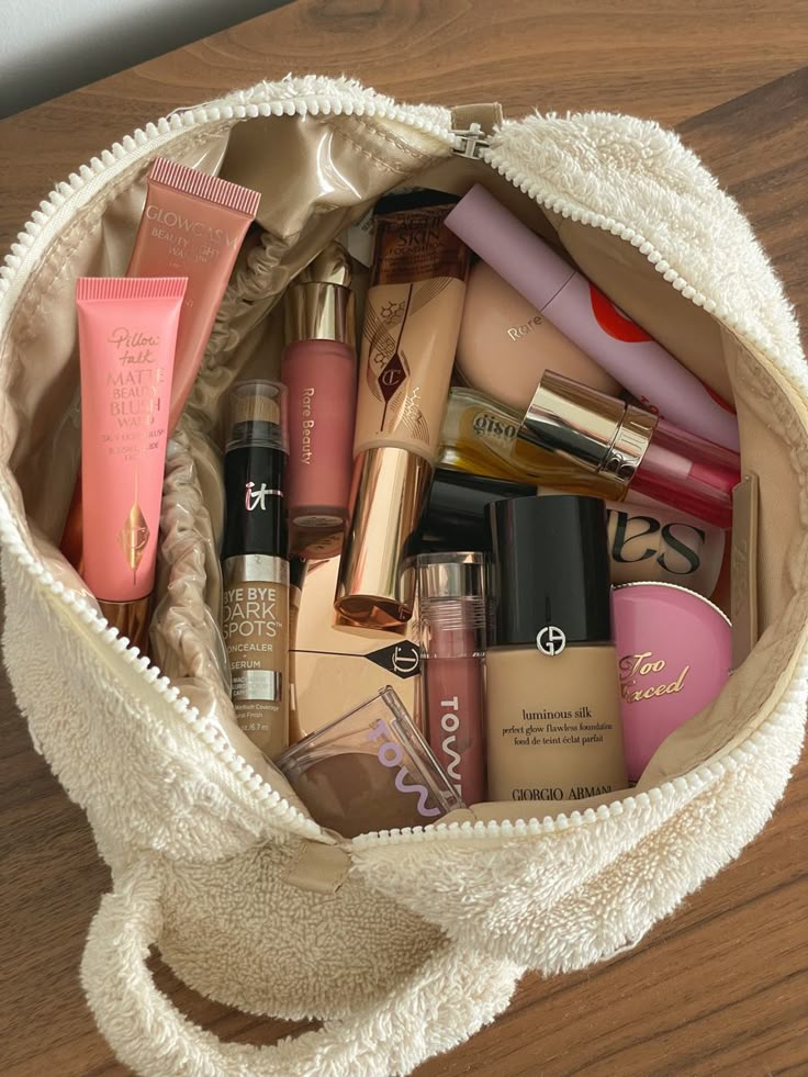 Organized Makeup Aesthetic, My Makeup Products, Makeup Things Products, Pretty Makeup Products, Sephora Makeup Products, Cute Makeup Products, Good Makeup Products, High End Makeup Products, Aesthetic Makeup Bag