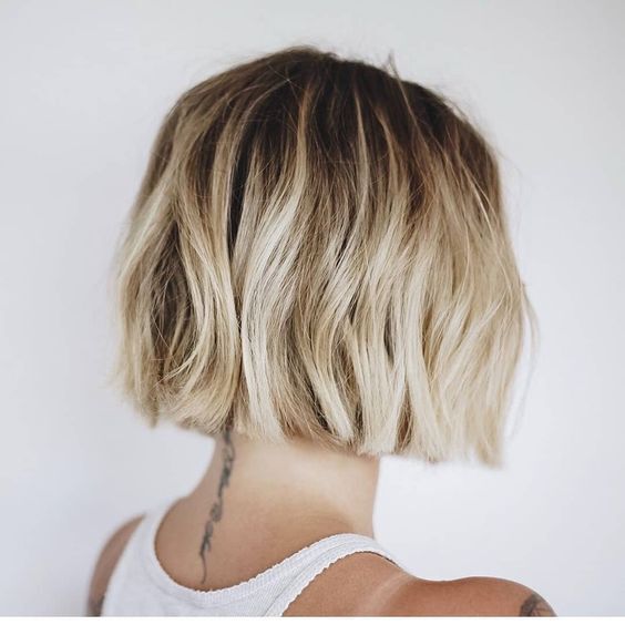 Microbob Haircuts, Short Bob Blonde Balayage, Blonde Balayage Bob Short, Blonde Balayage On Short Hair, Chopped Bob Haircut, Bob Ombre, Medium Bob Hairstyles, Beauty Hairstyles, Curly Bob Hairstyles