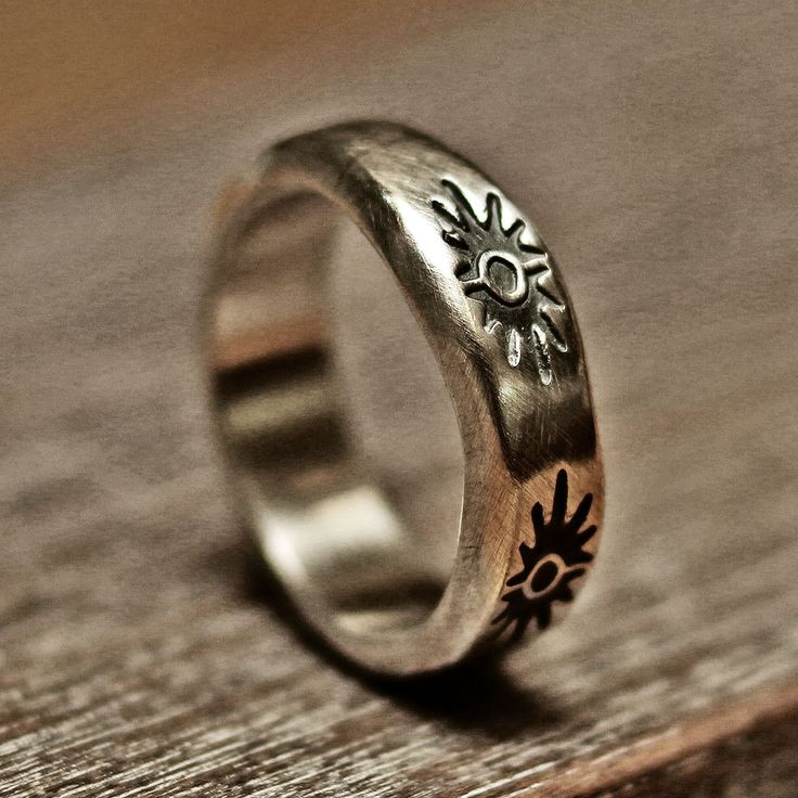 Hand stamped sun pattern silver ring -Please provide your phone number for the packing slip when you check out- . Made of oxidized silver by 20 years experienced jewelry smith . Item code: RS-008 . Thickness: 2mm, width: 6mm, weight: 7.5g Vintage Silver Ring With Sun And Moon Design, Antique Mens Rings, Cool Rings For Men, Sun Ring, Silver Promise Rings, Ring Pattern, Stamped Ring, Hand Stamped Ring, Mens Silver Jewelry