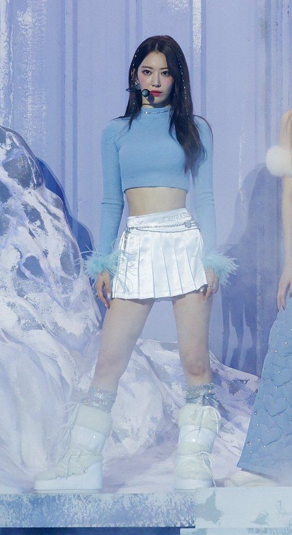 Blusas Crop Top, Lesserafim Sakura, Kpop Concert Outfit, Preformance Outfits, Indie Fashion, Kpop Fashion Outfits, Teenage Fashion Outfits, Performance Outfit, Blackpink Fashion