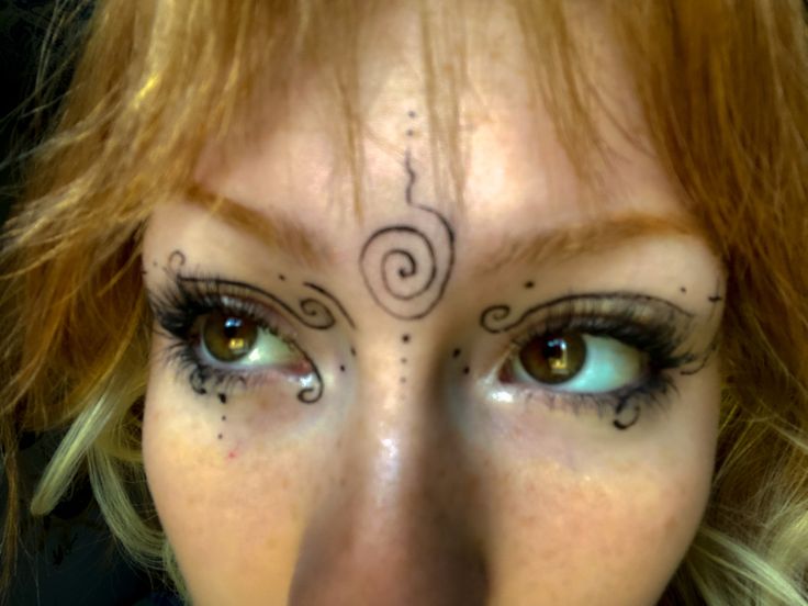 Wizard Makeup Female, Weird Eyeshadow Looks, Easy Funky Makeup, Cute Graphic Liner Ideas, Funky Eye Makeup Ideas, Easy Cool Makeup, Weird Eye Makeup, Mysterious Eye Makeup, Quirky Makeup Looks