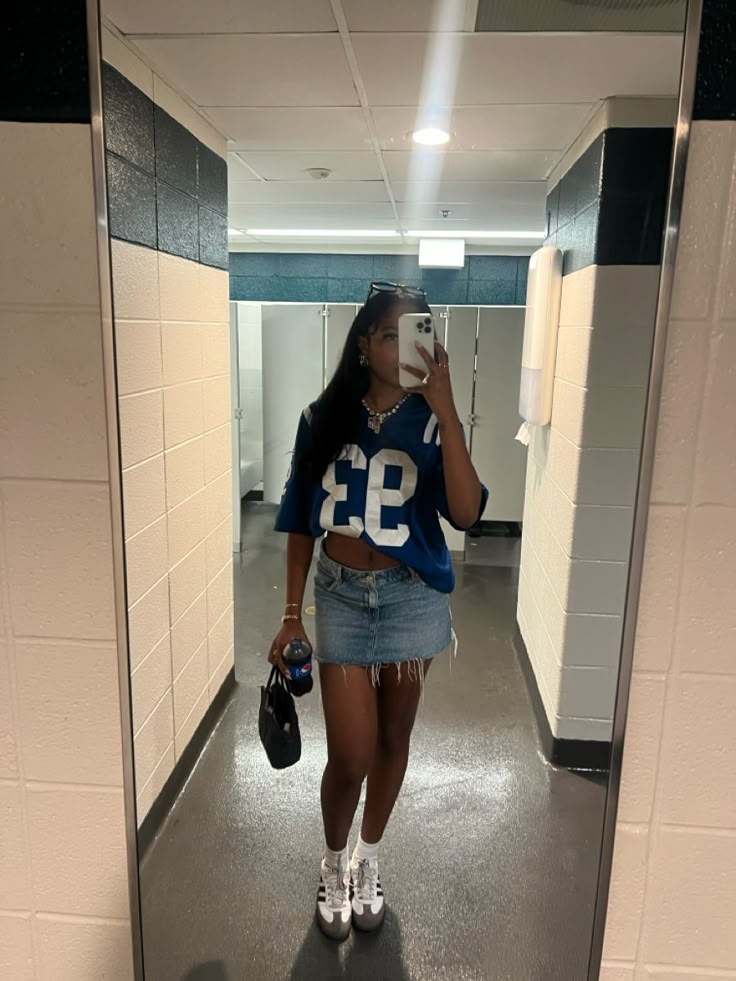 Jersy Girls Outfit, Over Sized Jersey Outfits, Jersey Skirt Outfit Summer, Jean Skirt And Jersey Outfit, Styled Jersey Outfit, Fall Jersey Outfit, Jersey Tailgate Outfit, Homecoming Outfits Football Game, Game Fits Women