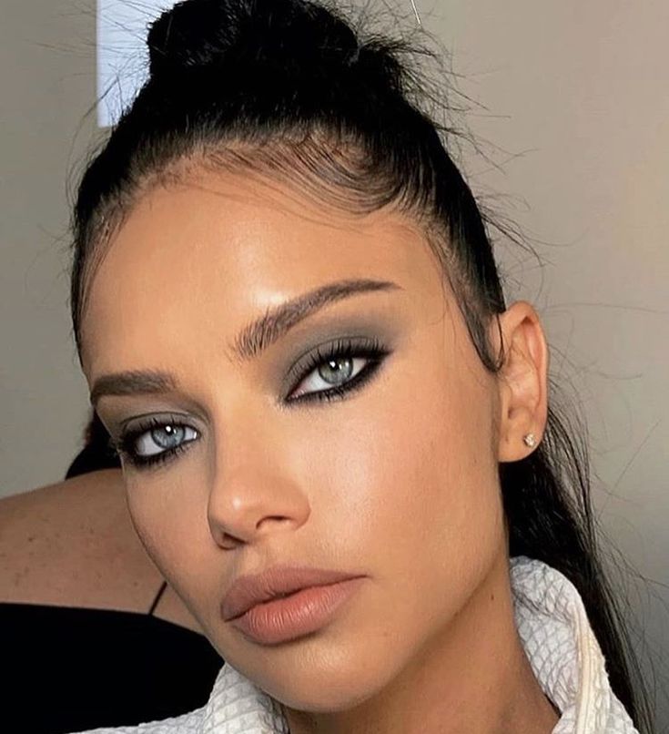 Adriana Lima Jawline, Adriana Lima Makeup, Daglig Motivation, Mekap Mata, Smooth Glowing Skin, Make Up Inspo, Eye Looks, Editorial Makeup, Smokey Eye Makeup