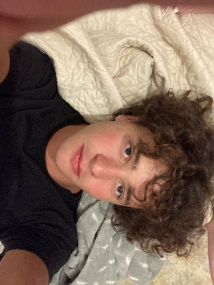 a boy laying in his bed taking a selfie Bed Selfie Men, Guy Laying In Bed, Summer Aesthetic Men, Men Selfie Ideas, Guy In Bed, Guy With Curly Hair, Men Selfies, Brunette Boys Aesthetic, Brunette Curly Hair